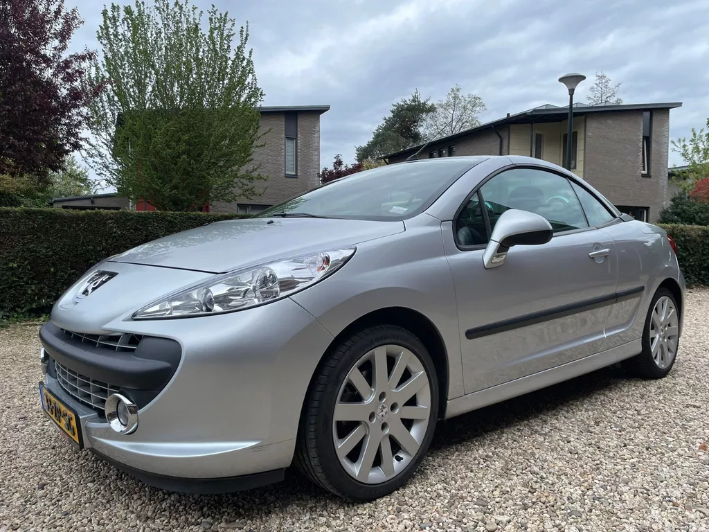 Peugeot 207 CC 1.6 VTi F&eacute;line
